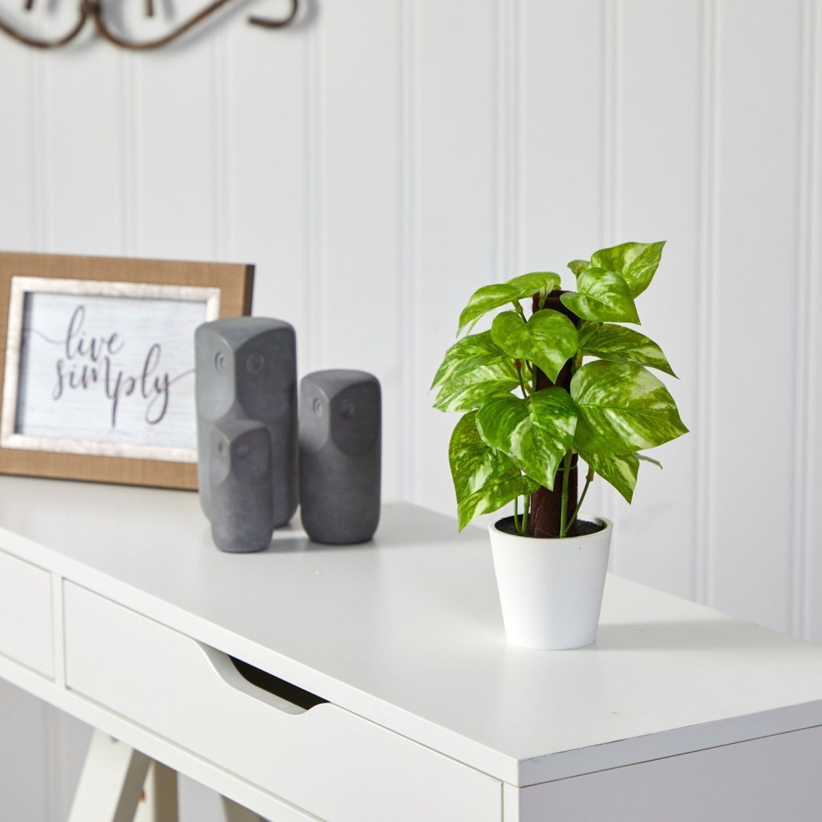 9-inch Artificial Pothos Plant in White Planter with totem pole on desk - Ed's Plant Shop