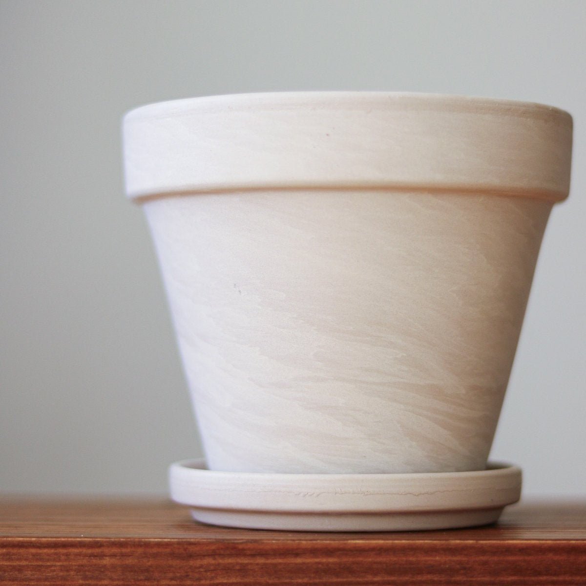 clay plant pot saucers White Terracotta Planter Pot With Water Saucer